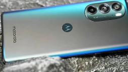 motoX30Pro正面采用的是一块居中小挖孔曲面屏