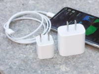 苹果为iPhone手机标配12年的5W充电器