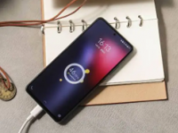 iQOO11系列包含iQOO11和11Pro两款机型其中Pro版采用2K曲面屏