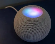 初代HomePod在2018年推出时人们发现该扬声器会在一些木质桌面留下白色圆环
