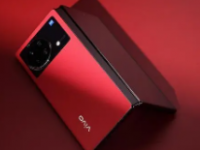 vivoXFold2延续了经典的华夏红配色红色机身为整机的颜值增色不少
