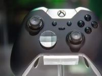 西班牙游戏记者eXtas1stv近日分享了两段星空限定版Xbox手柄与无线耳机的实物演示