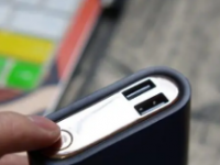 小米9的电池容量小所以平时就简单的直接插到普通USB接口上用