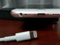 苹果将接口升级为体积更小巧的Lightning接口