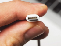 iPhone15机型的USB-C连接线是编织材料包裹的