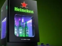 来自荷兰的啤酒品牌喜力打造了一台带有冰箱的次世代电脑主机