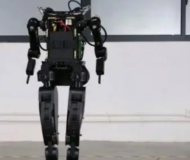 小鹏推出了自研的人形态双足机器人PX5
