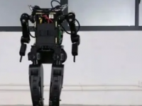 小鹏推出了自研的人形态双足机器人PX5