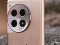 OnePlus12R三种颜色的相机姿势
